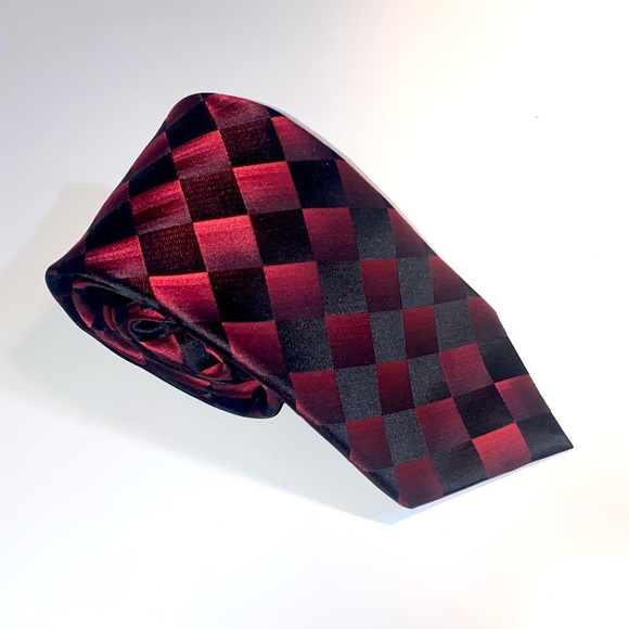 Arrow Men’s Necktie with Red/Black Geometric Design 100% Silk Made in China - Picture 1 of 4